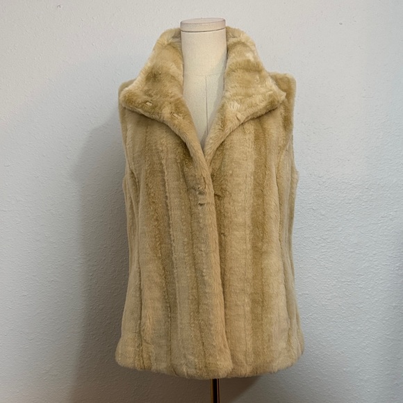 Kristen Blake Jackets & Blazers - Kristen Blake Neutral Faux Fur Vest size Medium